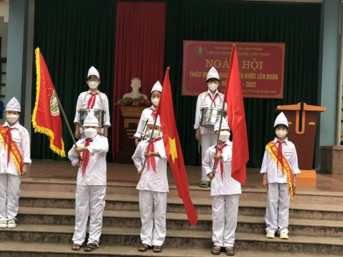 nghi thức đội trường TH Luận Th&agrave;nh.jpg