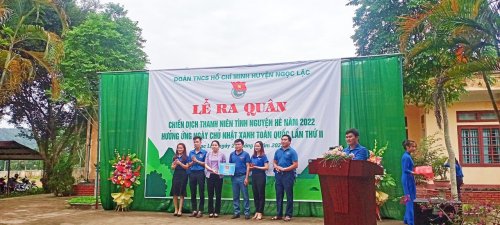 Ảnh 1. Ngọc Lặc đ&atilde; trao tặng 04 ng&ocirc;i nh&agrave; khăn qu&agrave;ng đỏ cho 04 đơn vị Minh Tiến; V&acirc;n Am; Cao Ngọc; Nguyệt Ấn.jpg