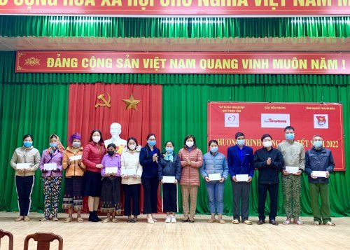 Anh tặng qu&agrave; tết TNXP.jpg