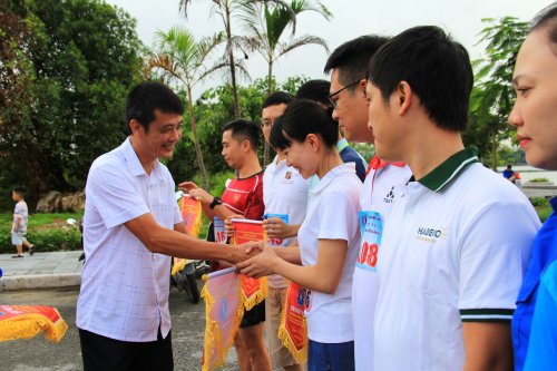 Sếp trao cờ.jpg
