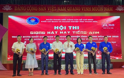 tặng h&ograve;a đơn vị.jpg