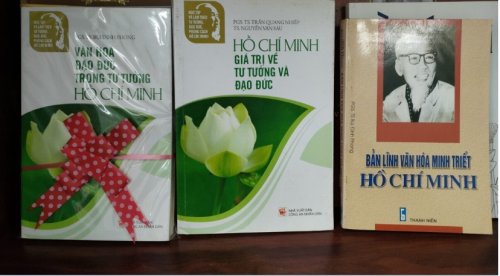 S&aacute;ch Viết Về B&aacute;c.jpg
