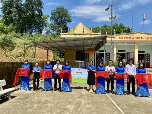 Đại biểu cắt băng kh&aacute;nh th&agrave;nh điểm sinh hoạt vui chơi cho thiếu nhi.jpg