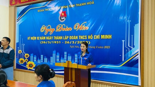 Ảnh 1. Đồng ch&iacute; Trần Ngọc &Aacute;nh &ndash; UVBCH Tỉnh đo&agrave;n, B&iacute; thư Thị đo&agrave;n Nghi Sơn ph&aacute;t biểu khai mạc &ldquo;Ng&agrave;y đo&agrave;n vi&ecirc;n&rdquo; 2023.jpg