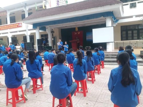 Tuy&ecirc;n truyền biển đảo trường THPT Cầm B&aacute; Thước 1.jpg