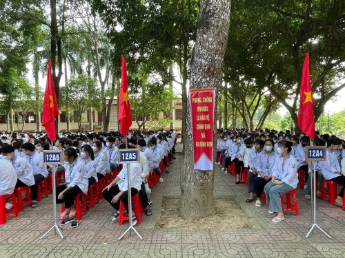 cầm b&aacute; thước.jpg