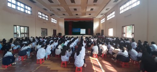 Đo&agrave;n Trường Chu Văn An S&agrave;m Sơn tuy&ecirc;n truyền biển đảo.jpg