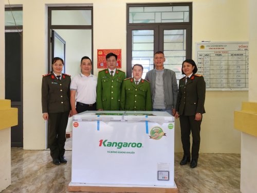 Tặng qu&agrave; cho CA x&atilde; Nhi Sơn.jpg