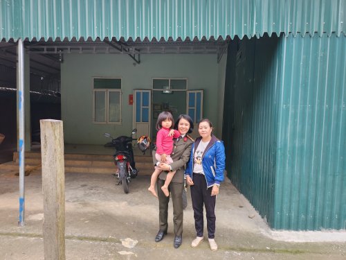 2. Thăm v&agrave; tặng qu&agrave; gia đ&igrave;nh Liệt sĩ Thao Văn S&uacute;a.jpg