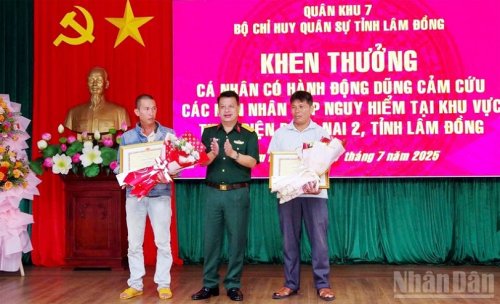 Khen thưởng hai người cứu 3 nạn nh&acirc;n mắc kẹt giữa d&ograve;ng nước lũ tại L&acirc;m Đồng.jpg