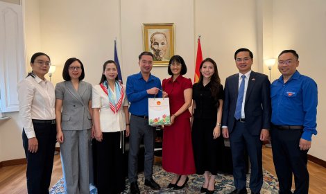 ĐOÀN CÔNG TÁC TRUNG ƯƠNG ĐOÀN THĂM, LÀM VIỆC VỚI ĐẠI SỨ QUÁN VIỆT NAM VÀ LIÊN MINH CÁC HỘI NGƯỜI VIỆT NAM TẠI ITALIA