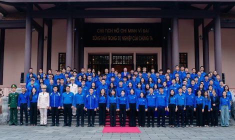 Đoàn Đại biểu dự Đại hội đại biểu Đoàn TNCS Hồ Chí Minh tỉnh Thanh Hóa lần thứ XX, nhiệm kỳ 2025-2030 dâng hương, dâng hoa báo công tại Khu Văn hóa tưởng niệm Chủ tịch Hồ Chí Minh, tỉnh Thanh Hóa.