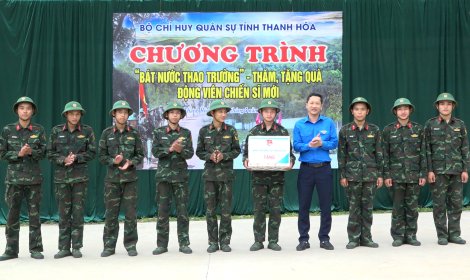 “Bát nước thao trường” – Ấm lòng chiến sĩ trẻ