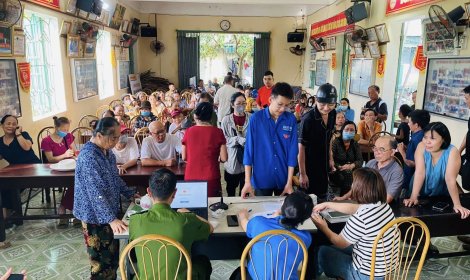 HỖ TRỢ BÀ CON NHÂN DÂN NHẬN QUÀ QUỐC KHÁNH 02/9 