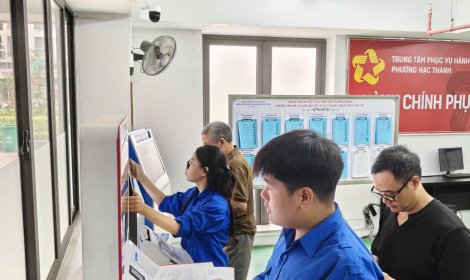 Tuổi trẻ phường Hạc Thành xung kích hỗ trợ người dân thực hiện chuyển đổi số