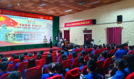 Đoàn phường Hạc Thành tổ chức chiếu phim “Những người viết huyền thoại”