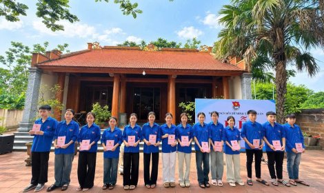 ĐOÀN XÃ THỌ XUÂN TỔ CHỨC LỄ KẾT NẠP ĐOÀN VIÊN MỚI CHO 168 THANH NIÊN ƯU TÚ TẠI KHU DI TÍCH LĂNG MỘ VUA LÊ DỤ TÔNG