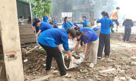 TỈNH ĐOÀN THANH HÓA TỔ CHỨC RA QUÂN TỔNG VỆ SINH MÔI TRƯỜNG XÓA “ĐIỂM ĐEN” TẠI KHU VỰC HỢP TÁC XÃ NÔNG NGHIỆP NAM NGẠN - PHƯỜNG HÀM RỒNG